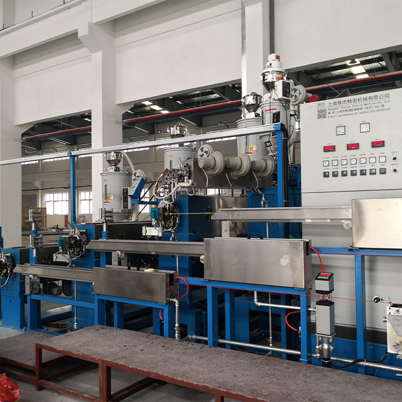 آلة بثق الكابلات XLPE PE مع خزان مياه